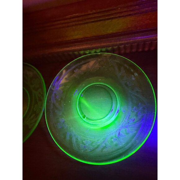 Vintage 30's Set of 2 Green Uranium Saucer Plates Etched Clovers - Picture 11 of 11
